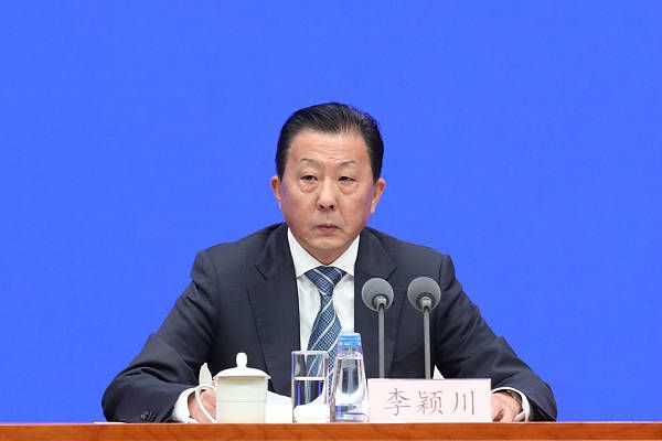 《爱探险的朵拉：消失的黄金城》首日收获650万美元票房排名第三